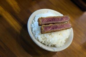 Filete gyukatsu de ternera crujiente frito servido con arroz foto