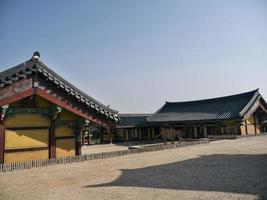 Edificios tradicionales coreanos en el templo de Naksansa, la ciudad de Yangyang, Corea del Sur
