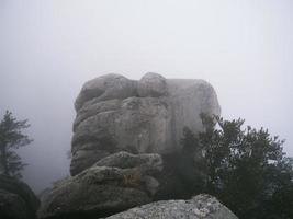 Grandes rocas en la niebla en el parque nacional de Seoraksan, Corea del Sur