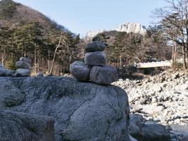 piedras de equilibrio en seoraksan foto