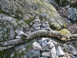 piedras de equilibrio en seoraksan foto