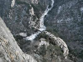 gran vista al lecho del río de montaña, parque nacional seoraksan. Corea del Sur