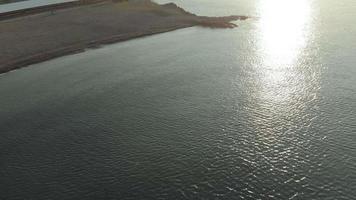 la costa del mar al amanecer filmación de video aéreo