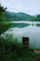 lago en las montañas en bilbao, españa foto