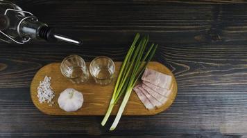 Wodka aus einer Flasche in zwei kleine Gläser gießen video