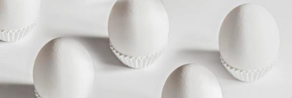 Huevos blancos sobre un fondo blanco aislado con sombras