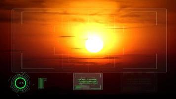 Sonnenuntergang am Berg und digitaler Zählerscanner und Analyse video