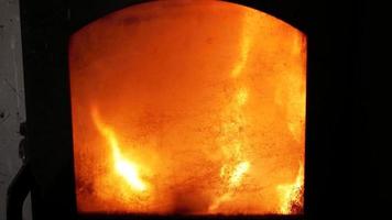 el fuego está bellamente iluminado en una estufa de hierro fundido video