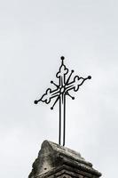 crucifijo de hierro colocado encima de una iglesia foto