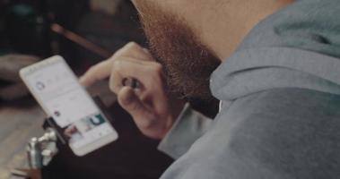 El hombre hace clic en la pantalla de un teléfono móvil. video