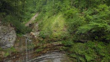 Wasserfall in den Bergen Luftaufnahme video