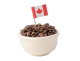 grano de café en taza con bandera de canadá. foto