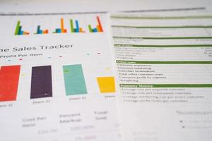 tablas de papel cuadriculado. desarrollo financiero, cuenta bancaria, estadísticas, economía de datos de investigación analítica de inversión, concepto de reunión de empresa de oficina de negocios de bolsa de valores. foto