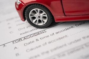 automóvil en el formulario de accidente de reclamo de seguro, concepto de préstamo de automóvil, seguro y tiempo de arrendamiento.