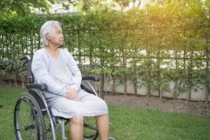 Paciente asiático mayor o mayor de la mujer de la señora mayor en silla de ruedas en el parque, concepto médico fuerte sano.