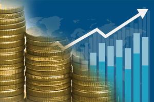 ahorro de dinero de monedas de pila con tablas y gráficos. finanzas, cuentas, estadísticas, economía de datos de investigación analítica, comercio bursátil y concepto de negocio foto