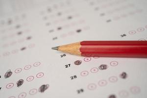 hojas de respuestas con relleno de dibujo a lápiz para seleccionar la opción, concepto de educación