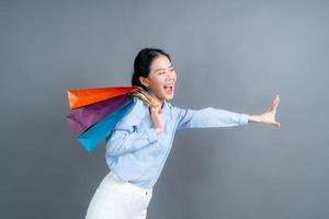 mujer asiática, tenencia, bolsas de compras foto