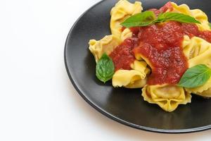 pasta tortellini italiano con salsa de tomate foto