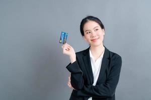 retrato, de, un, encantador, joven, mujer asiática, actuación, tarjeta de crédito foto