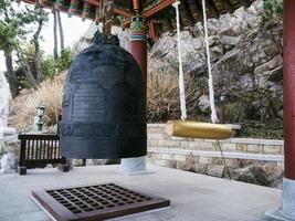 Gran campana tradicional en el templo de Naksansa, la ciudad de Yangyang, Corea del Sur foto