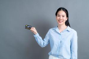 retrato, de, un, encantador, joven, mujer asiática, actuación, tarjeta de crédito foto