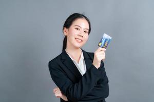 retrato, de, un, encantador, joven, mujer asiática, actuación, tarjeta de crédito foto