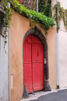 Entrada de la puerta roja en Clermont-Ferrand, Auvernia, Francia foto