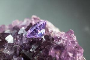 piedra preciosa de zafiro púrpura natural, joyas de piedras preciosas de amatista púrpura foto