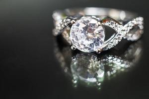 Anillos de boda de diseñador en la esquina sobre un fondo brillante brillante en formato de banner panorámico con espacio de copia y enfoque selectivo foto