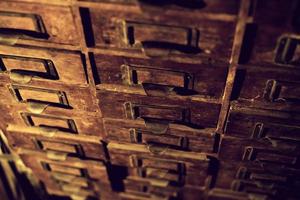 Armario de madera antiguo con pequeños cajones para guardar cartas, vintage retro-safe foto