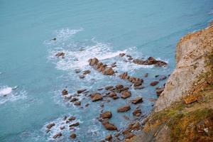 acantilado y playa en la costa en bilbao españa destinos de viaje foto