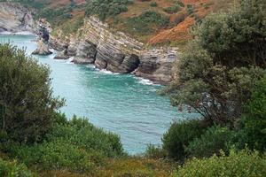 acantilado y playa en la costa en bilbao españa destinos de viaje foto