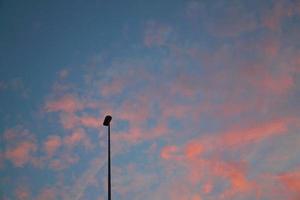 puesta de sol en el cielo con nubes naranjas foto