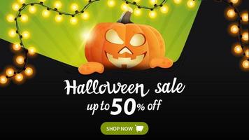 venta de halloween, banner de descuento horizontal para su negocio con un divertido gato de calabaza que sube desde detrás de la pared de papel vector