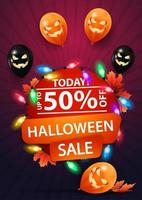 venta de halloween, banner de descuento redondo con guirnalda, globos de halloween y hojas de otoño vector