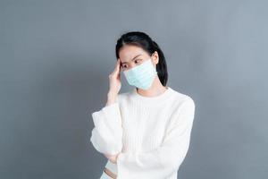 Mujer asiática con mascarilla médica protege el polvo del filtro pm2.5 anti-contaminación, anti-smog y covid-19