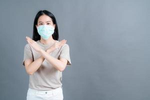 Mujer asiática con mascarilla médica protege el polvo del filtro pm2.5 anti-contaminación, anti-smog y covid-19