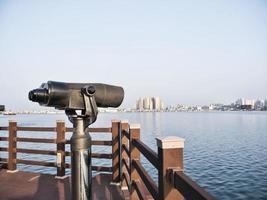 binoculares de observación en el muelle y la ciudad de sokcho, corea del sur foto