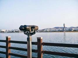 binoculares de observación en el muelle y la ciudad de sokcho, corea del sur foto