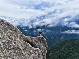 Teléfono sobre un trípode en el parque nacional de Seoraksan, Corea del Sur foto