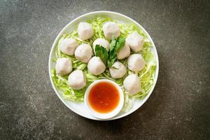 bolas de pescado hervidas con salsa picante foto