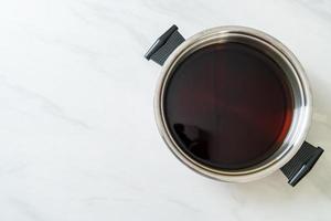 sopa negra en una olla caliente para shabu o sukiyaki - estilo de comida japonesa foto