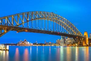 Vista nocturna de Sydney con el puente del puerto de Sydney foto