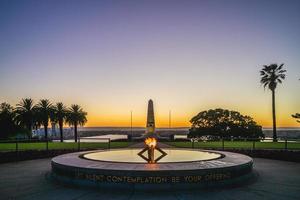 Llama eterna con State War Memorial en Perth. foto