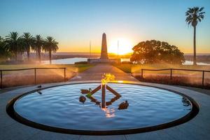 Llama eterna con State War Memorial en Perth. foto