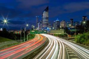 escena nocturna de brisbane con senderos de tráfico foto