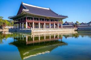 Pabellón de gyeonghoeru en gyeongbokgung en seúl en corea del sur foto