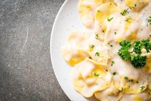 pasta de ravioles con salsa de crema de champiñones y queso - estilo de comida italiana foto