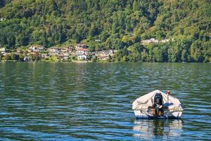 Barco de recreo, amarrado en el lago de Orta, en el norte de Italia
